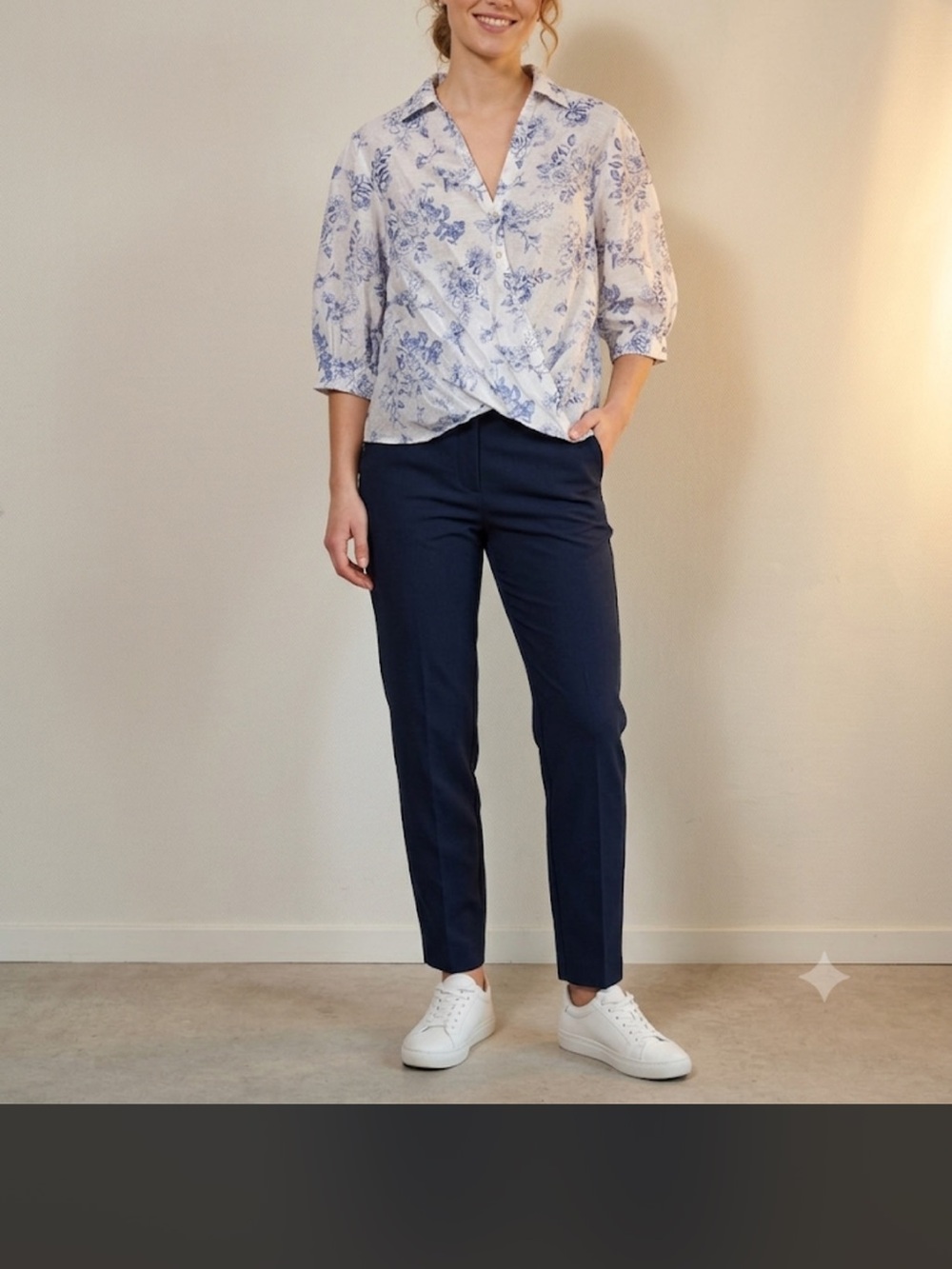 STATUS BY CHENAULT Size L Blue Floral Button-Front Blouse